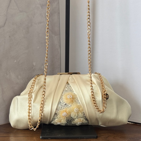 Elegant Cream Clutch with Floral Accents - Picture 7 of 8